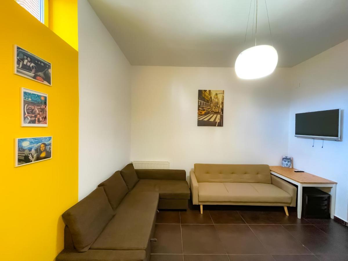 Cool Flat With Hot Tub In The Old Town Apartman Bukarest Kültér fotó