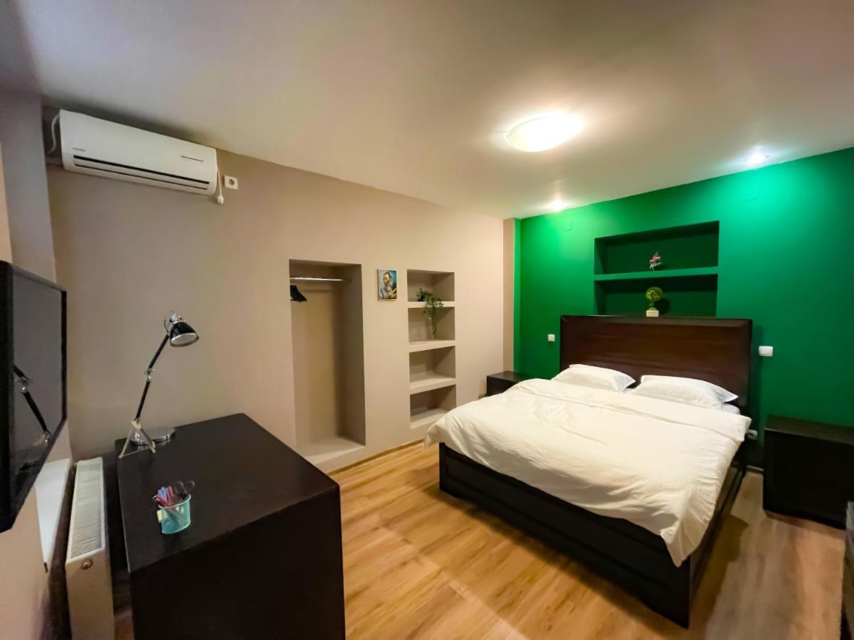 Cool Flat With Hot Tub In The Old Town Apartman Bukarest Kültér fotó