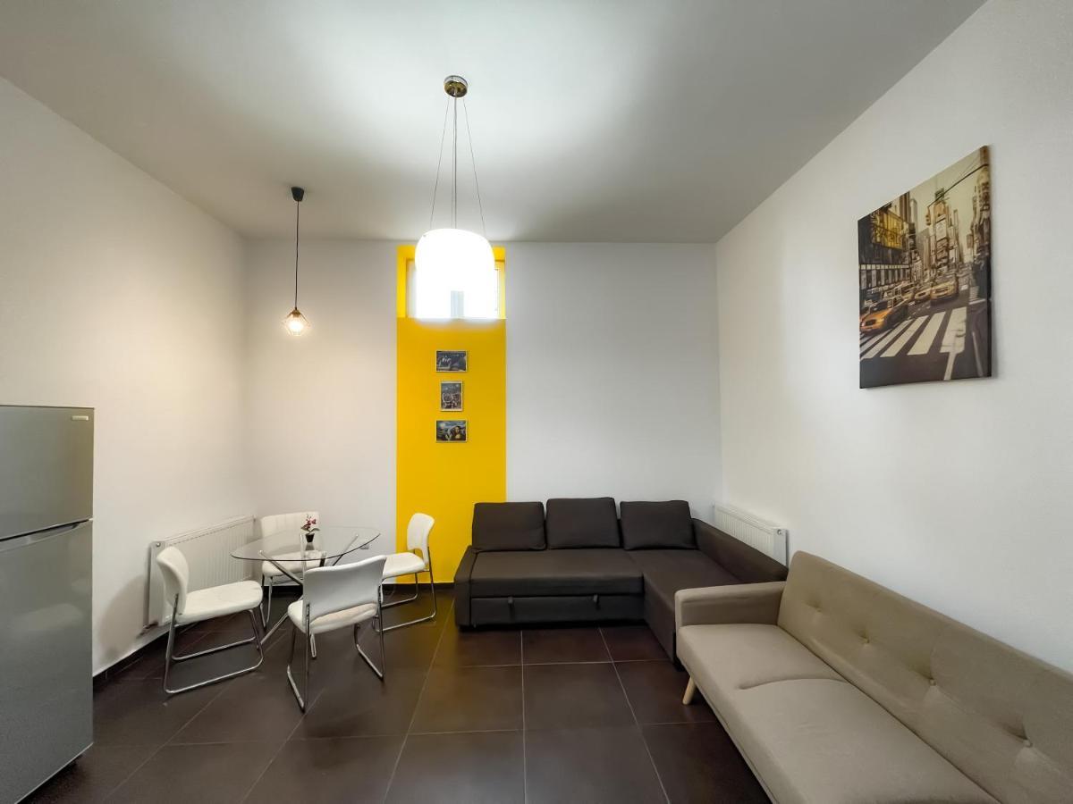 Cool Flat With Hot Tub In The Old Town Apartman Bukarest Kültér fotó