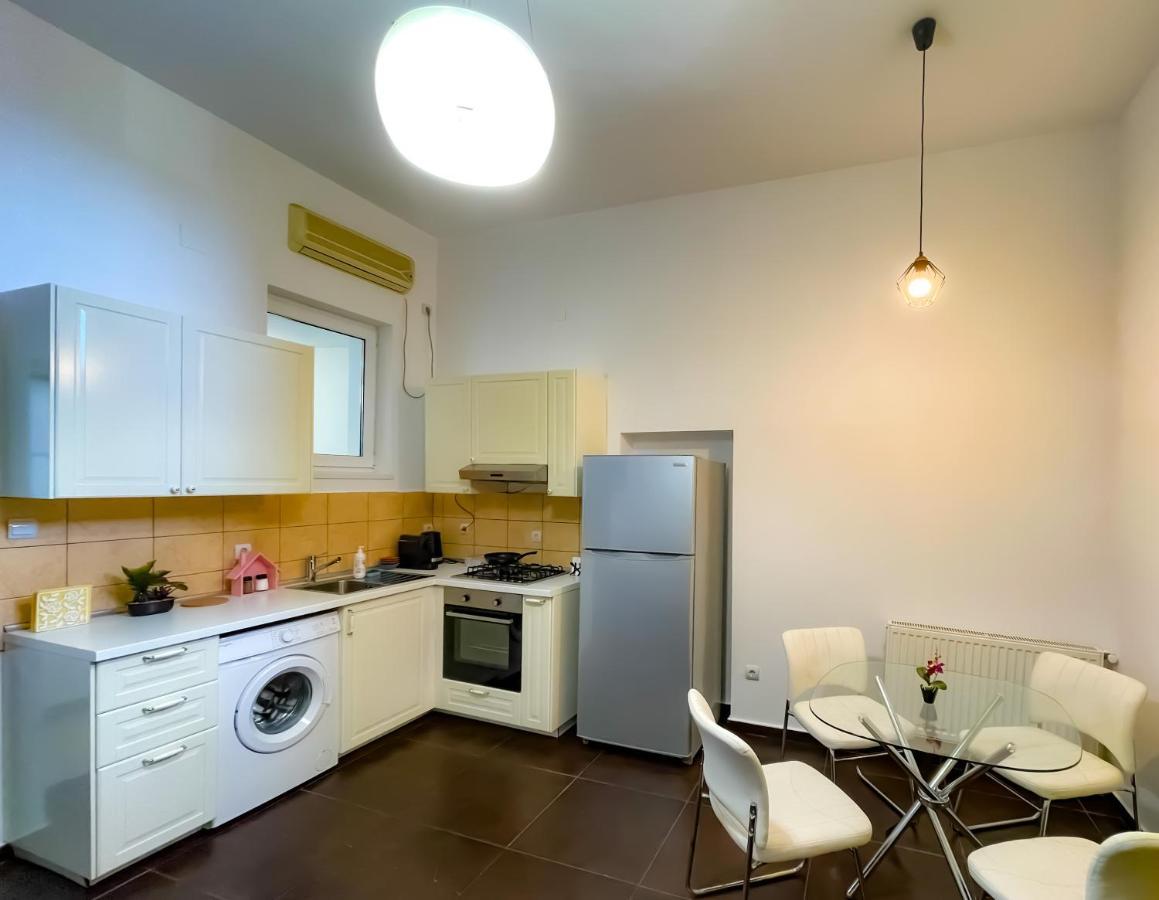 Cool Flat With Hot Tub In The Old Town Apartman Bukarest Kültér fotó