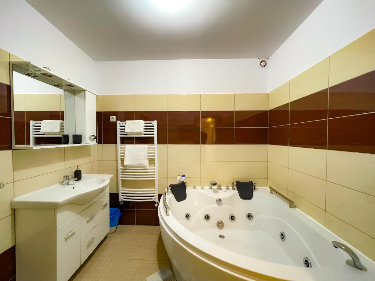 Cool Flat With Hot Tub In The Old Town Apartman Bukarest Kültér fotó