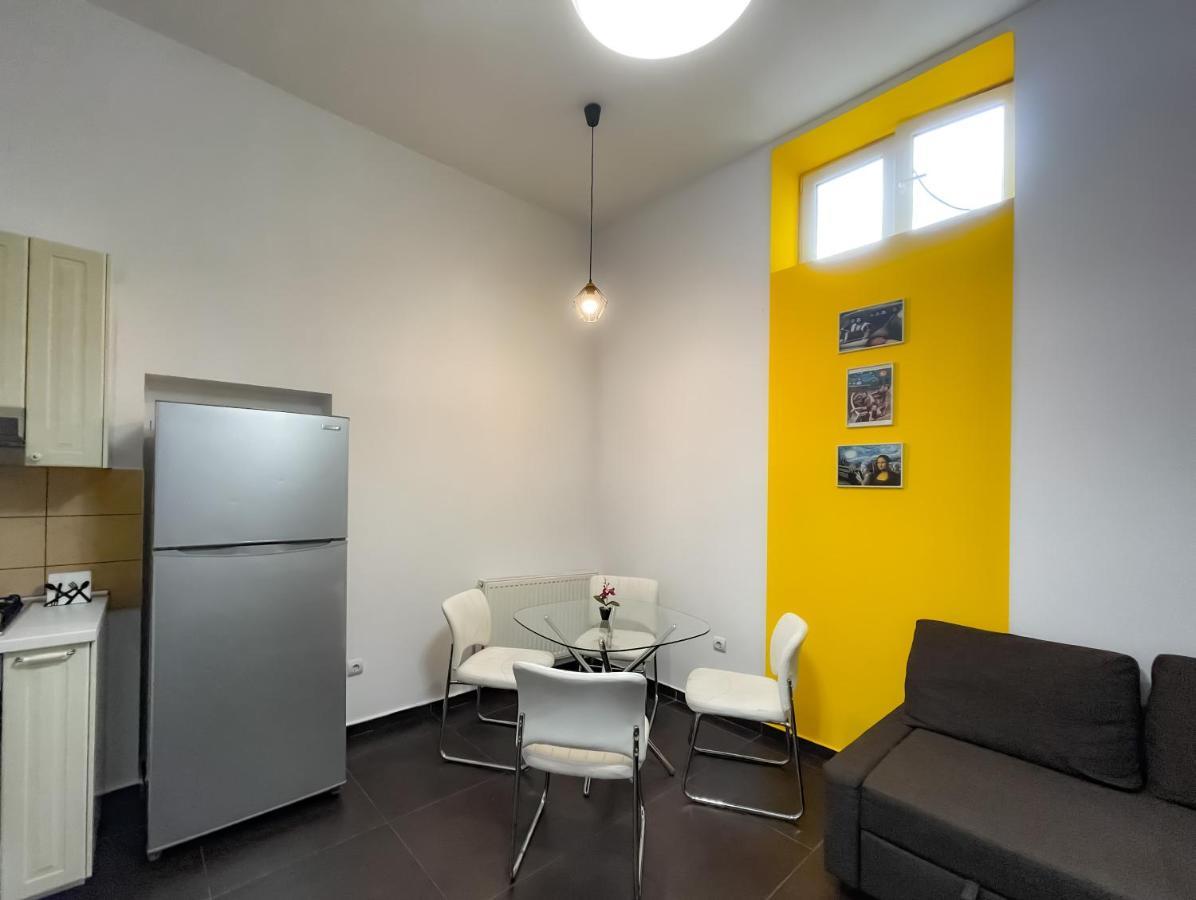 Cool Flat With Hot Tub In The Old Town Apartman Bukarest Kültér fotó