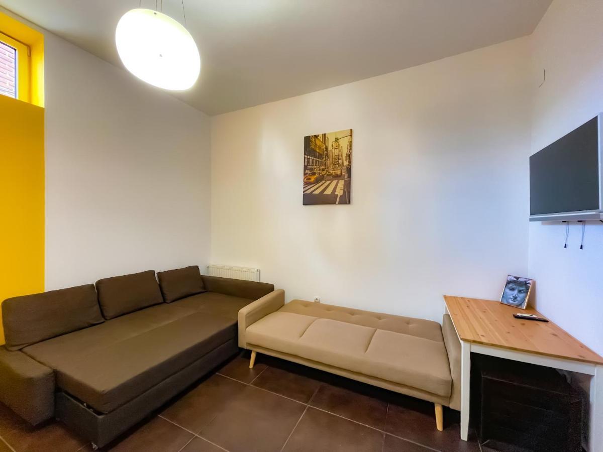 Cool Flat With Hot Tub In The Old Town Apartman Bukarest Kültér fotó