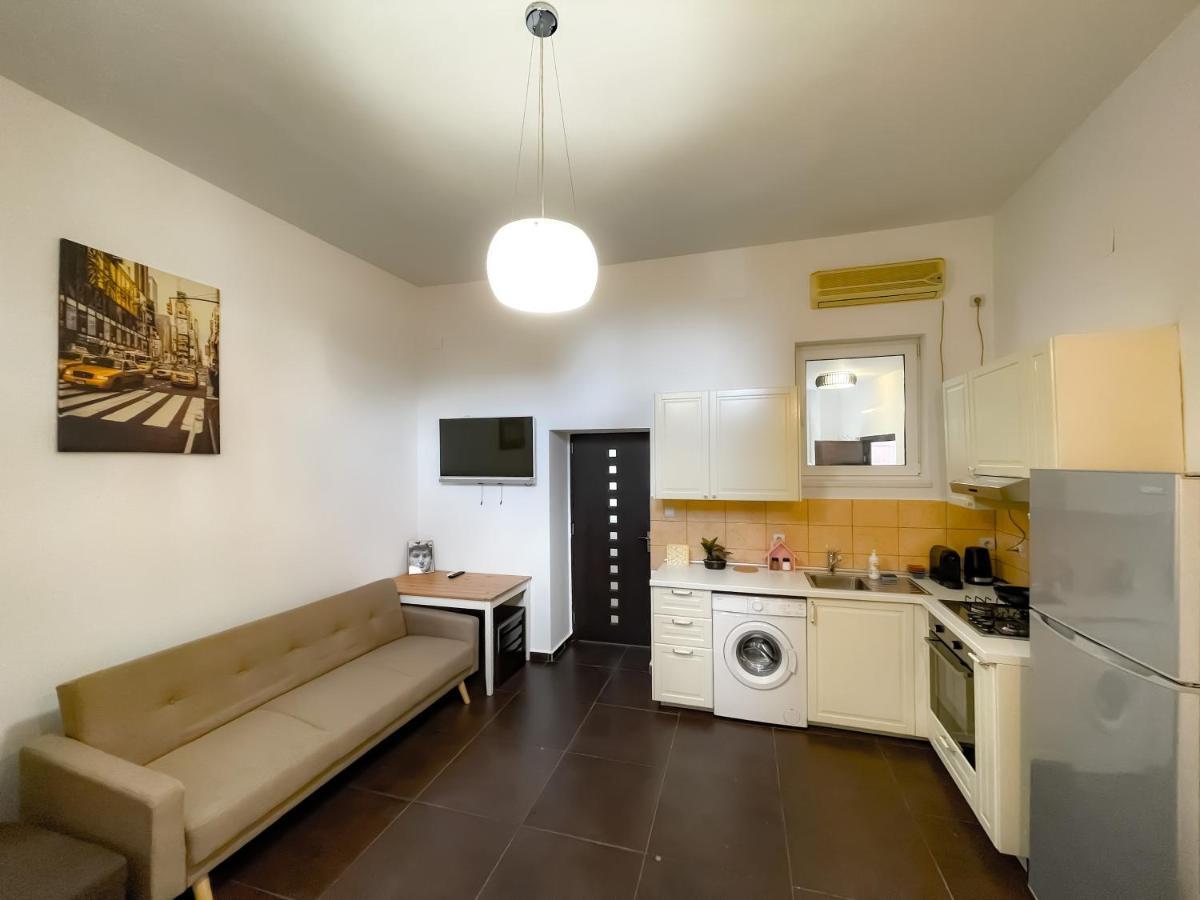 Cool Flat With Hot Tub In The Old Town Apartman Bukarest Kültér fotó