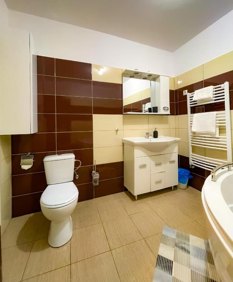Cool Flat With Hot Tub In The Old Town Apartman Bukarest Kültér fotó