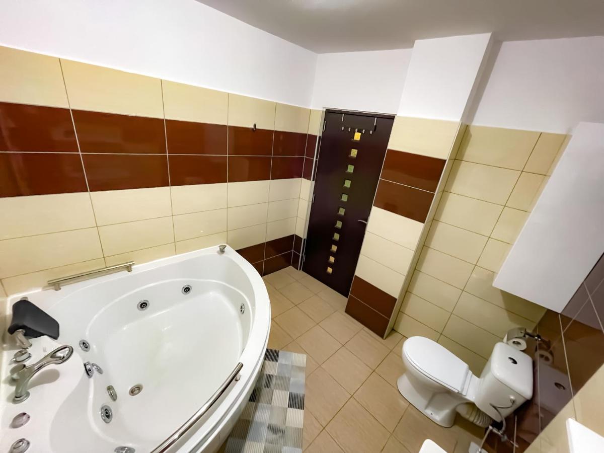 Cool Flat With Hot Tub In The Old Town Apartman Bukarest Kültér fotó