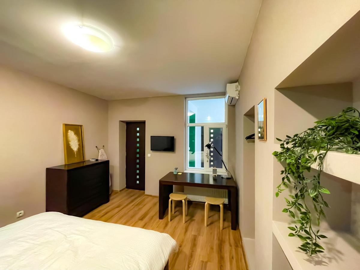 Cool Flat With Hot Tub In The Old Town Apartman Bukarest Kültér fotó
