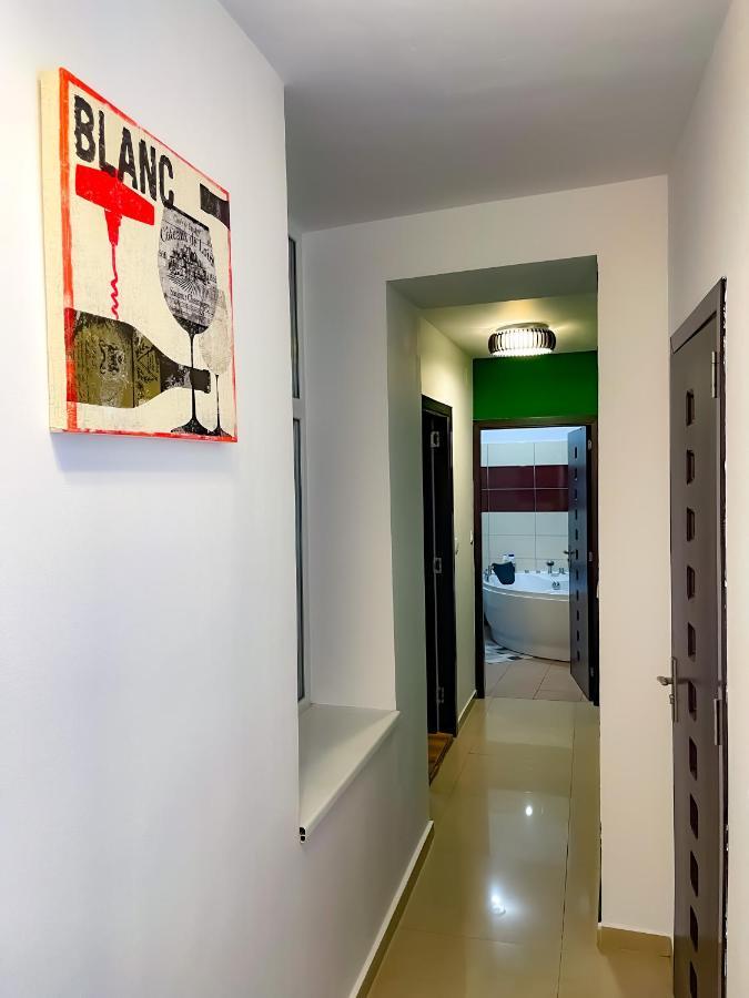 Cool Flat With Hot Tub In The Old Town Apartman Bukarest Kültér fotó